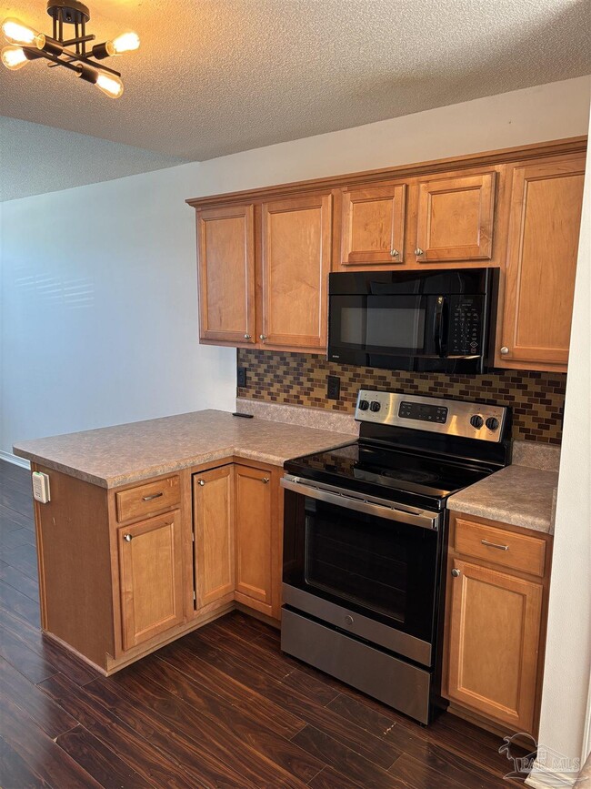 Building Photo - 2423 Flintstone Dr