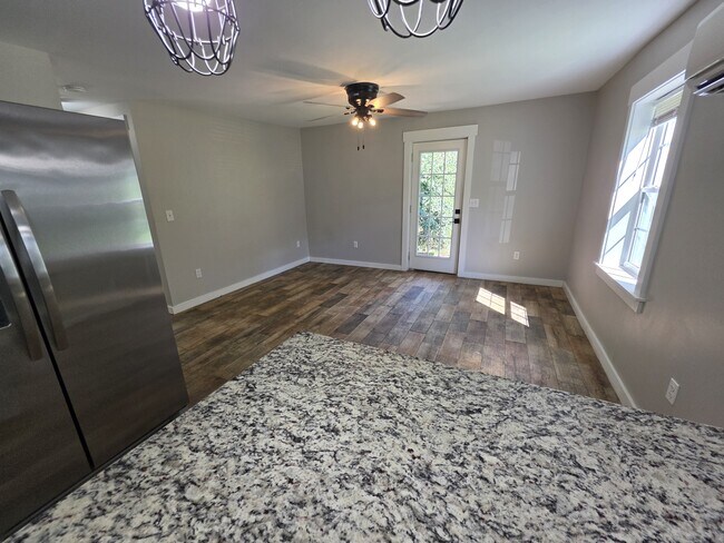 Building Photo - 803 Marve St