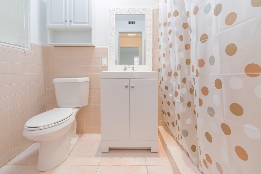 Master Bathroom - 3912 Ponce de Leon Blvd