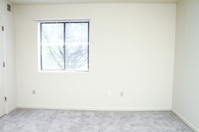 Building Photo - One Bedroom with a Den at Turtle Creek!