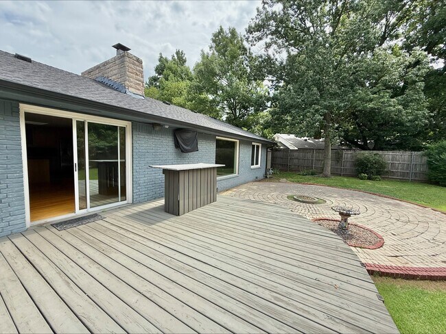 Building Photo - 1004 Brookside Dr