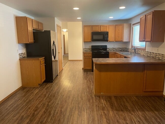 Building Photo - Cozy Home w/Private Backyard!