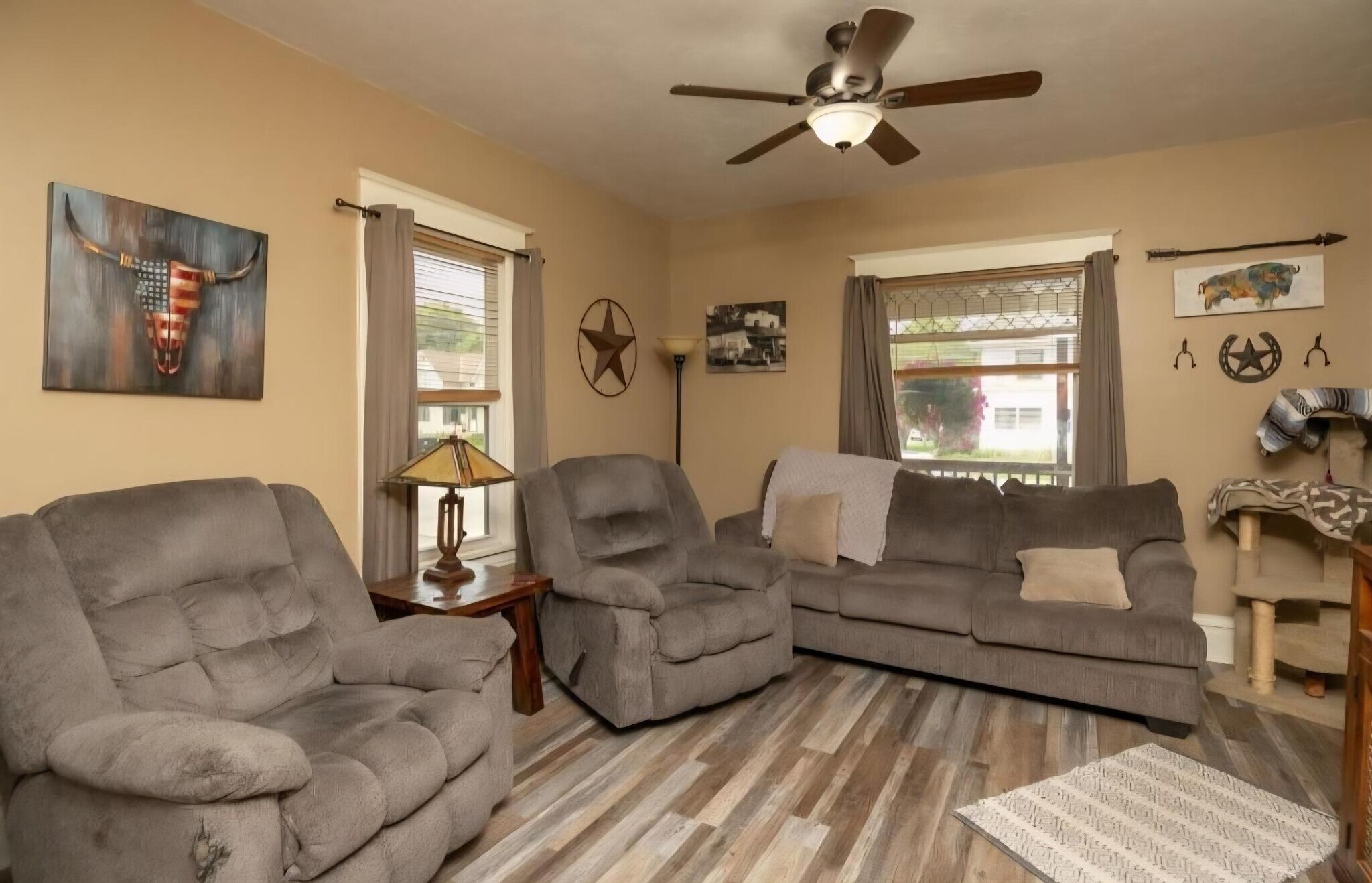 Building Photo - 611 4th Ave NW