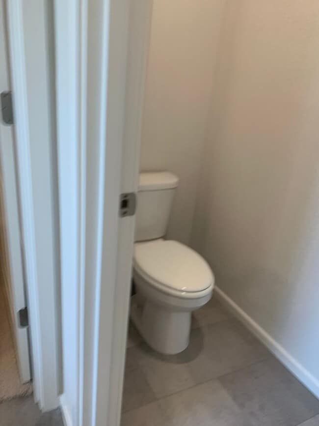 Building Photo - 4 BED/2.5 BATH PLUS A HUGE BONUS ROOM! HIGH END FINISHES! LARGE FENCED BACKYARD !