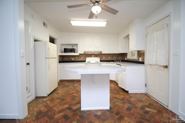 Building Photo - 3875 Arbutus Dr