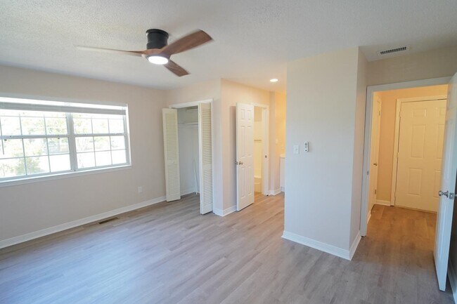 Building Photo - 1545 Pine View Dr