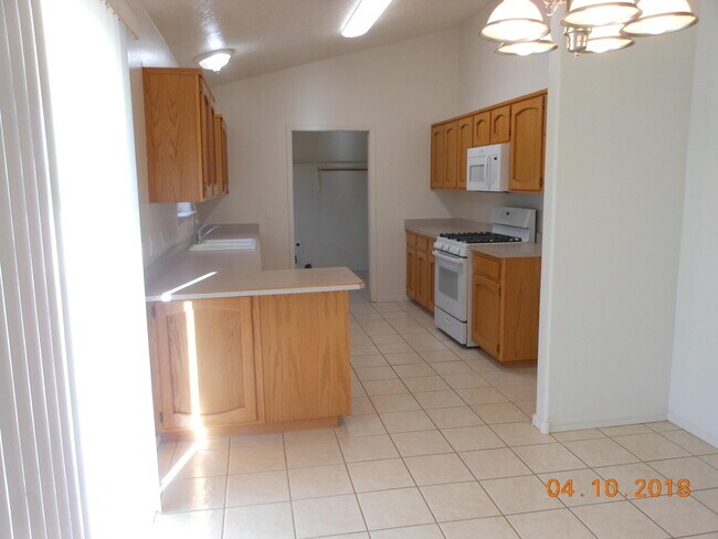Building Photo - 14 Lola Ct
