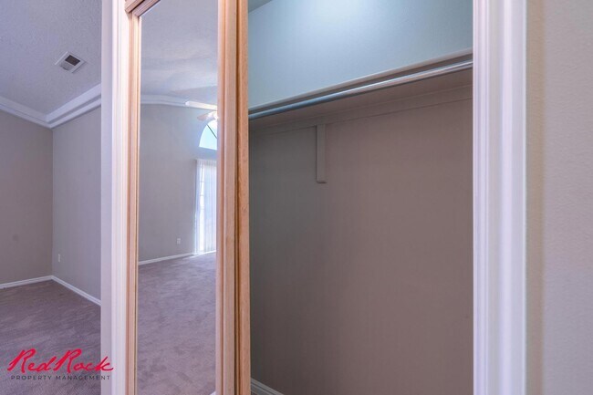 Building Photo - Spacious 6 Bedroom Home with a Balcony!