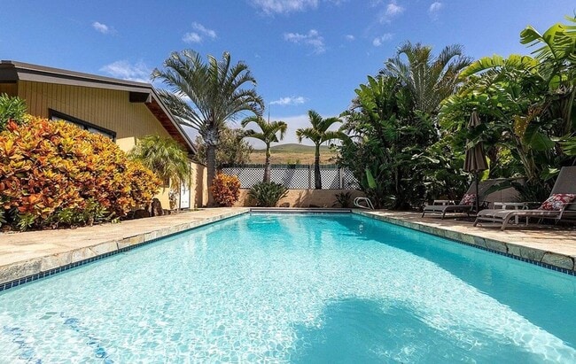 Building Photo - Furnished 3+ Bedroom 3 Bath Pool Home in W...
