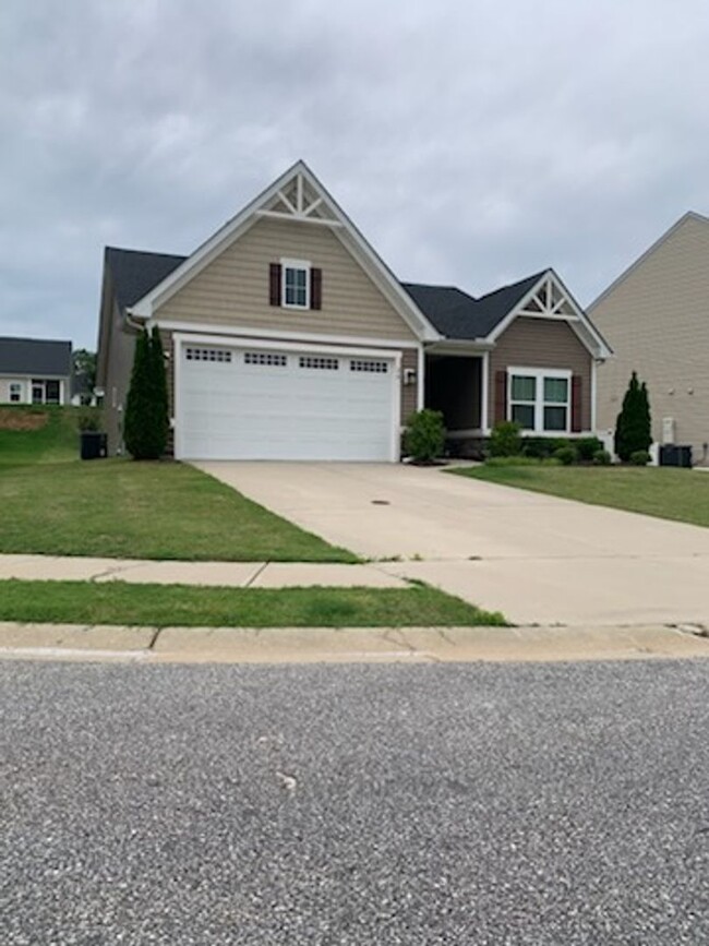 Building Photo - Like New - Single Story Living - 3 Bedroom...