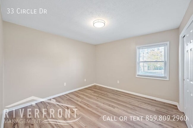 Building Photo - 33 Circle Dr