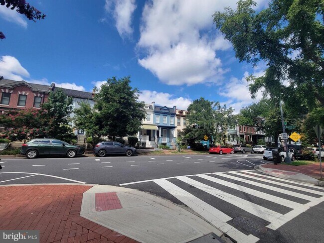 Building Photo - 623 6th St NE