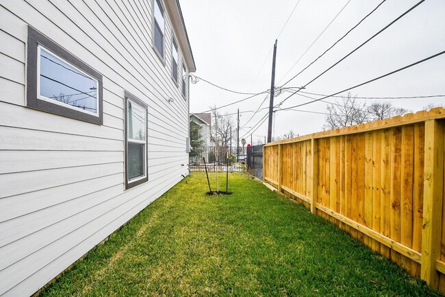 Building Photo - 2307 Gagne St