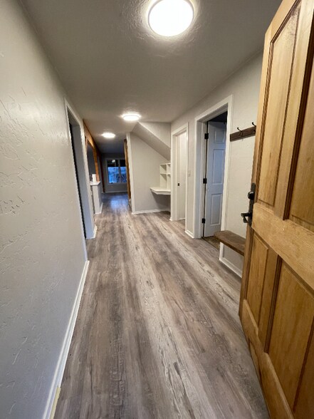 Building Photo - 951 S Rimrock Rd