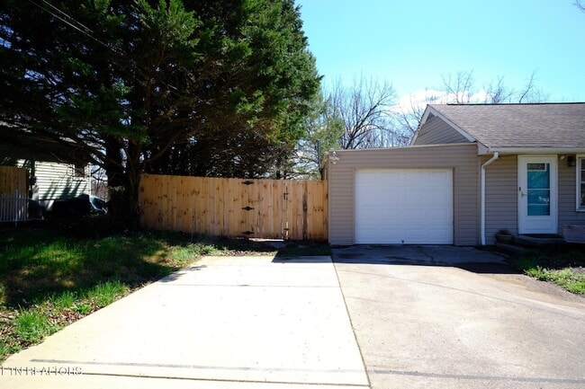 Building Photo - 548 Murray Rd NW