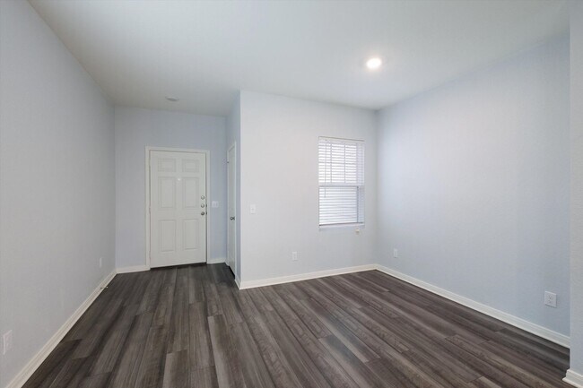 Building Photo - Ranch Style 3 Bed 2 Bath with Freshly painted and New Floors!