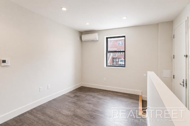 Building Photo - Spacious 2 Bed 1.5 Bath DUPLEX in Bed Stuy