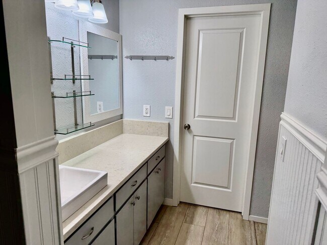 Building Photo - Beautiful Townhome with Great Schools, Great Location! Pet Friendly!