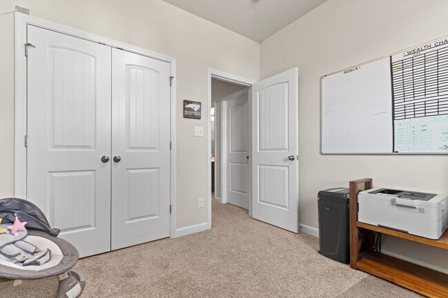 Building Photo - Colony at Towne Pointe
