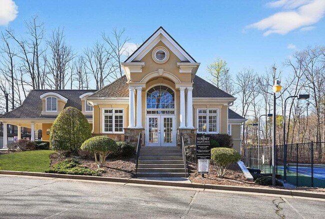 Building Photo - 1200 Cresthaven Ln NW