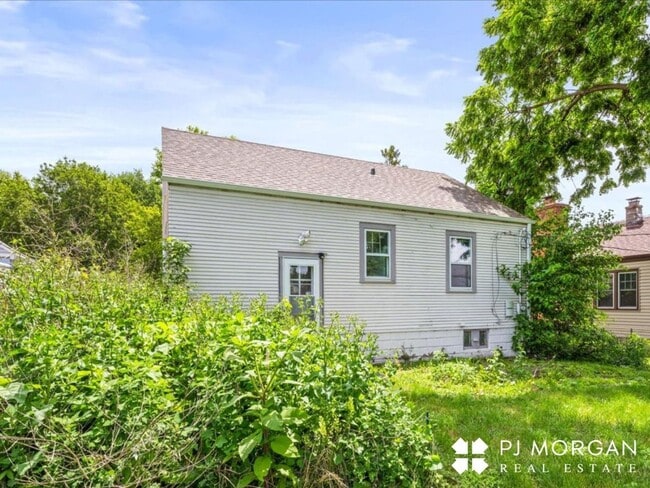 Building Photo - 2 bedroom, 1.5 Bathroom House Available Im...