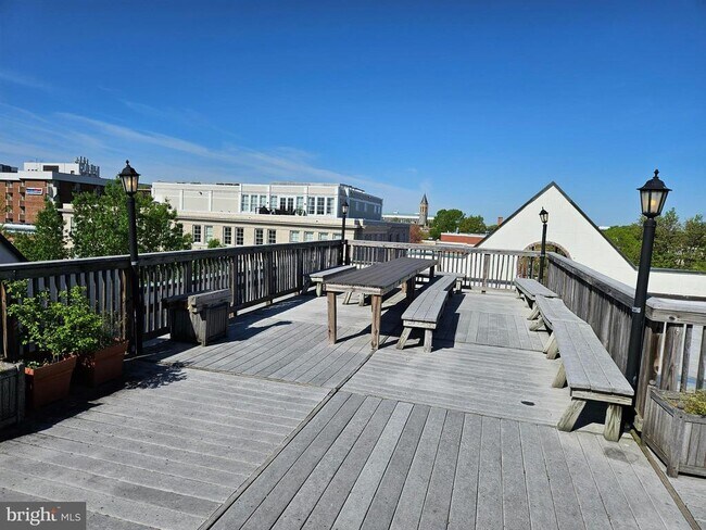 Building Photo - 327 8th St NE