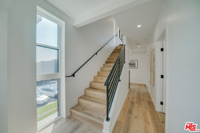 Building Photo - 739 Mariposa Ave