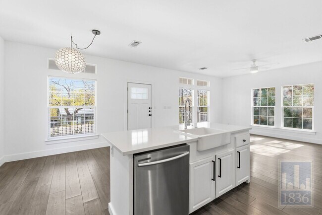 Building Photo - 1116 Lott Ave