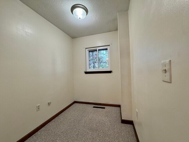 Building Photo - 550 Darling St