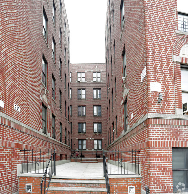 Building Photo - 239 E Kingsbridge Rd