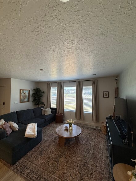 Building Photo - 1843 E Rainbow Bridge Dr