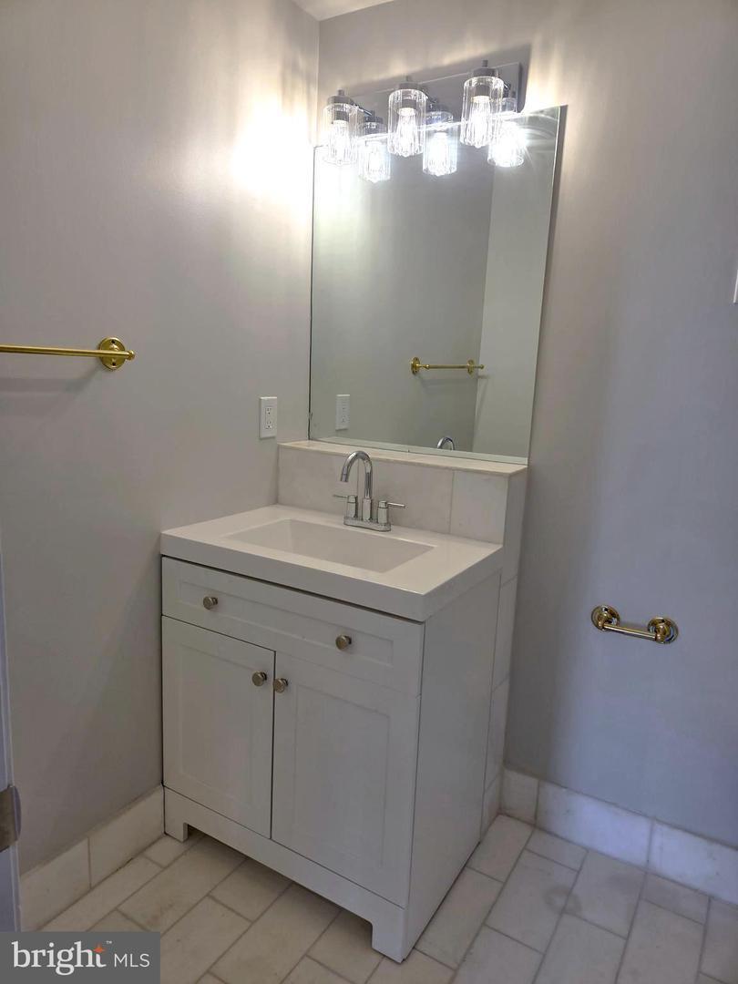 Building Photo - 1211 S Eads St