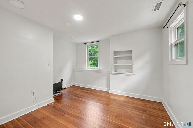 Building Photo - 10 Old Hawleyville Rd