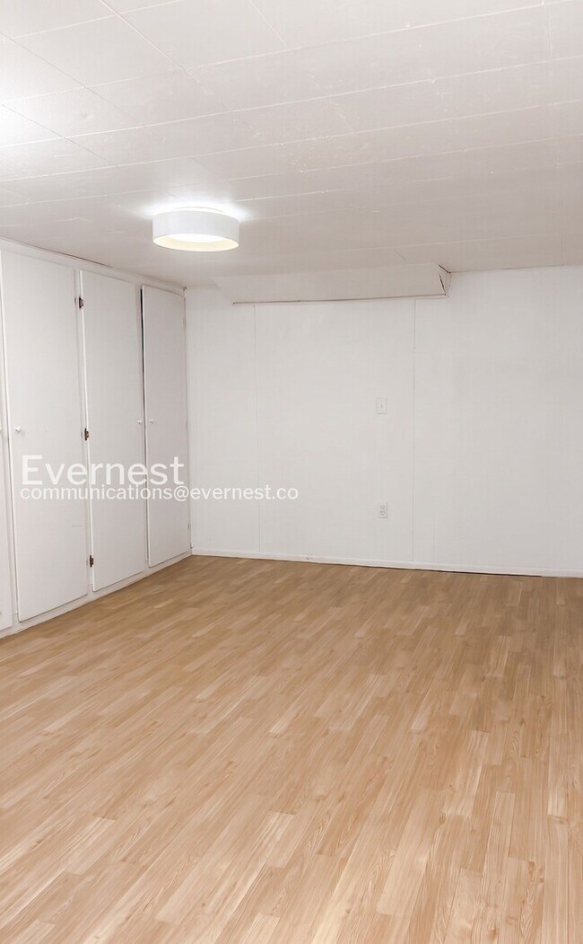 Building Photo - 909 NE 115th St