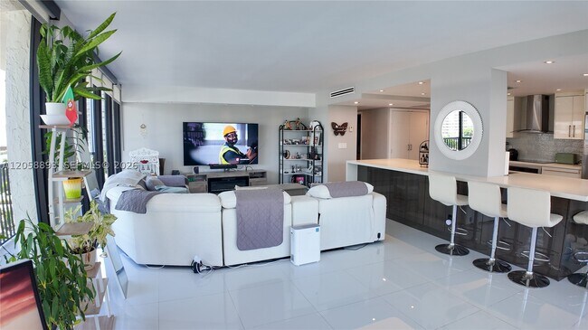 Building Photo - 2049 S Ocean Dr