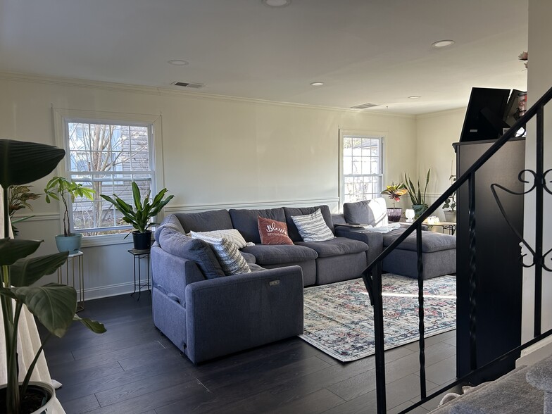 Building Photo - 24 Peachfield Ln