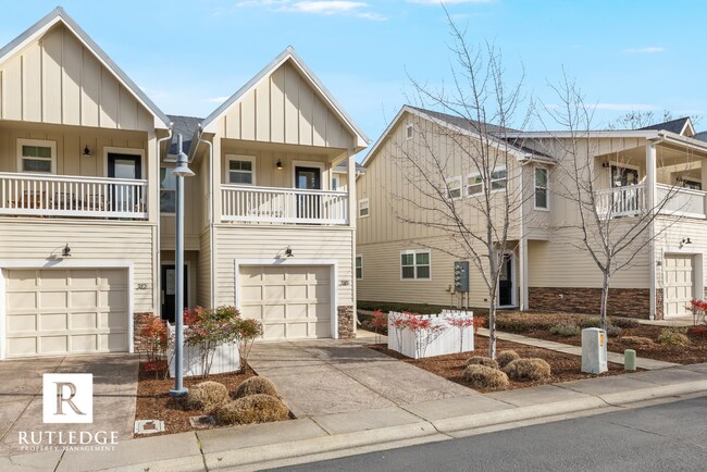 Building Photo - Gorgeous End Unit Townhome in The Heart of Historic Jacksonville!