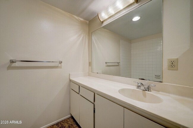 Building Photo - 616 E Manzanita Dr