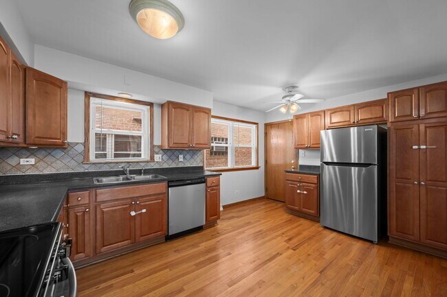 Building Photo - 8610 W Summerdale Ave