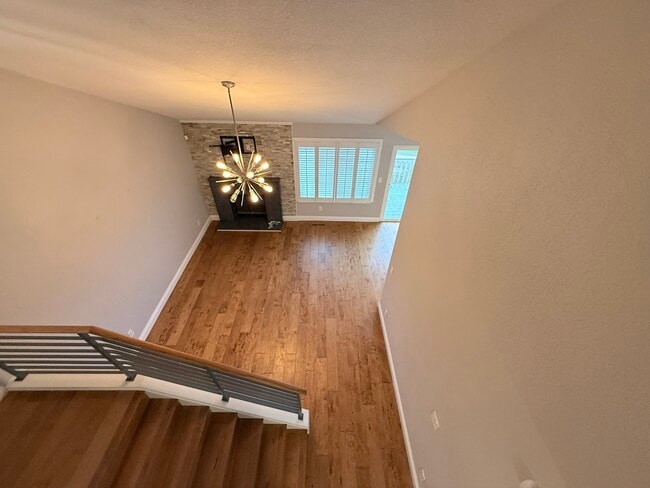 Building Photo - 533 Bustos Pl