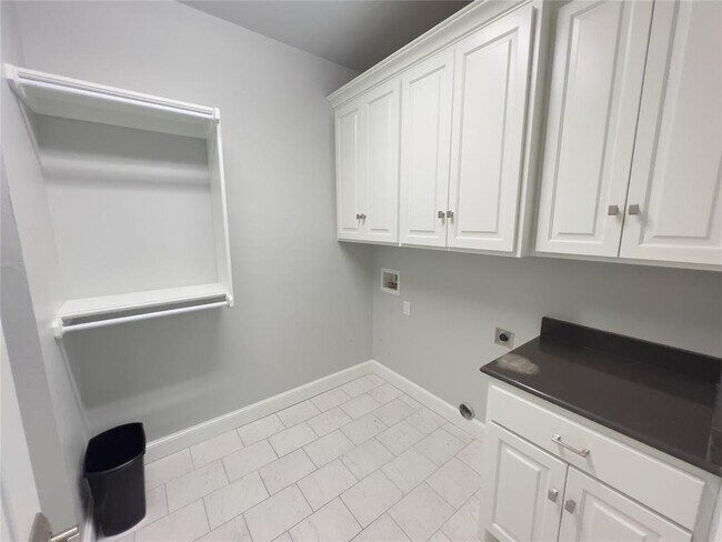 Building Photo - 424 Seville Dr