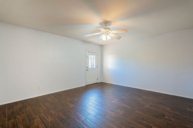 Building Photo - Three Bedrooms & POOL in 85254!