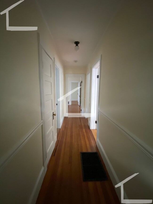Building Photo - Avl NOW - Spacious, updated 3BR near Oak S...