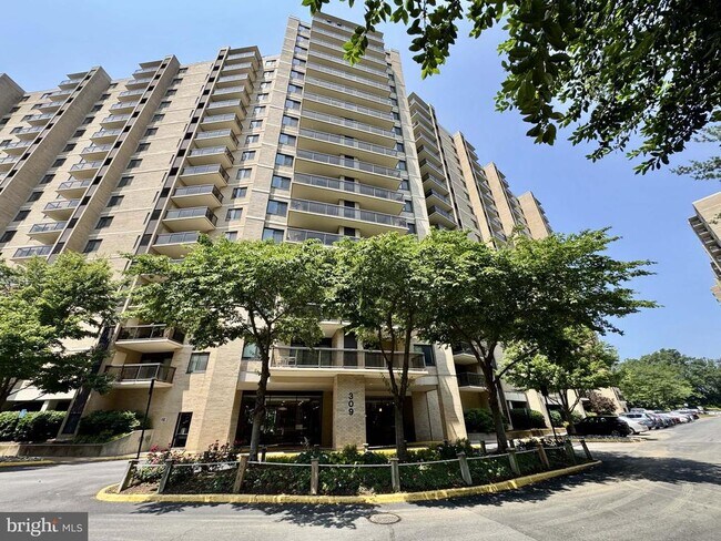 Building Photo - 309 Yoakum Pkwy