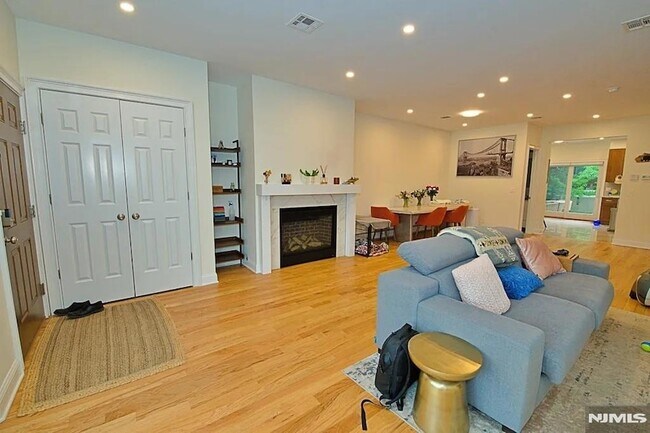 Building Photo - 2408 Hammett Ave