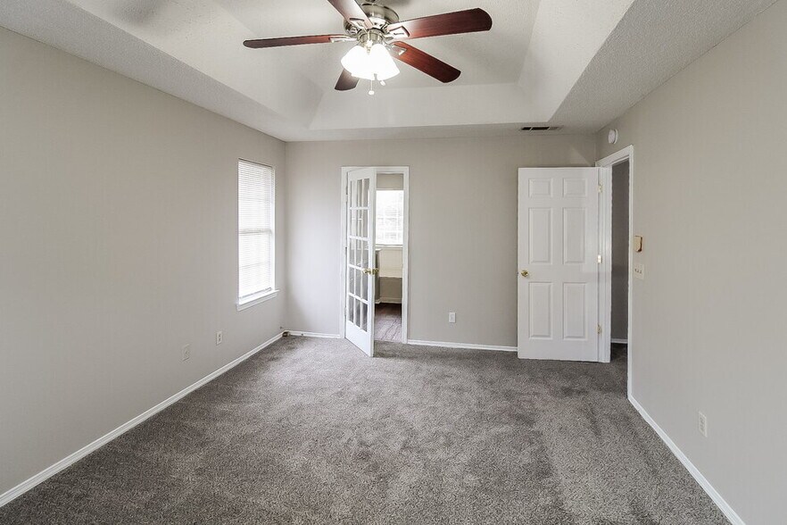 Building Photo - 1015 Redan Trce