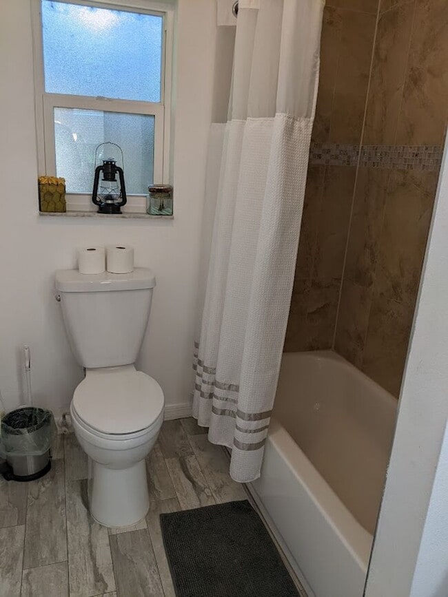 Building Photo - 2 Bed / 1 Bath Cozy Downtown Duplex Apartment