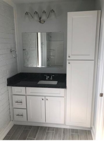 Upstairs bathroom - 19435 Slemmer Rd