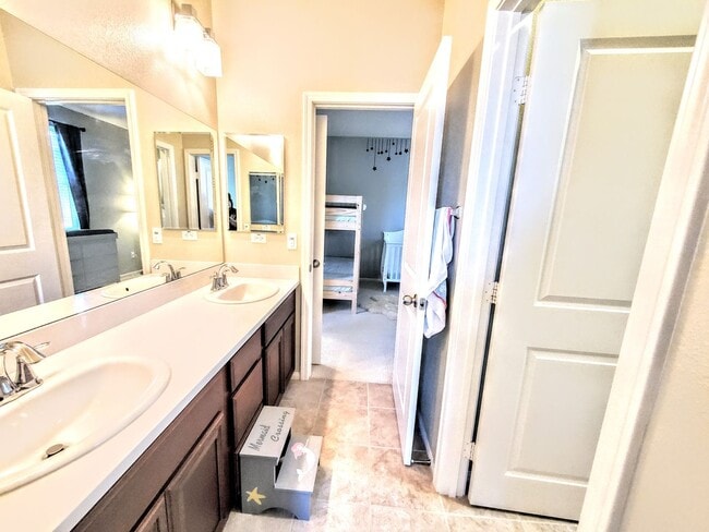Building Photo - Gorgeous Home- Lots of Upgrades