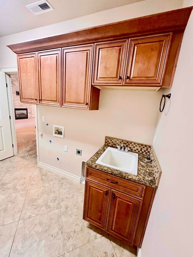 Building Photo - Spacious 4 Bedroom Home in Quiet Cul-de-Sa...